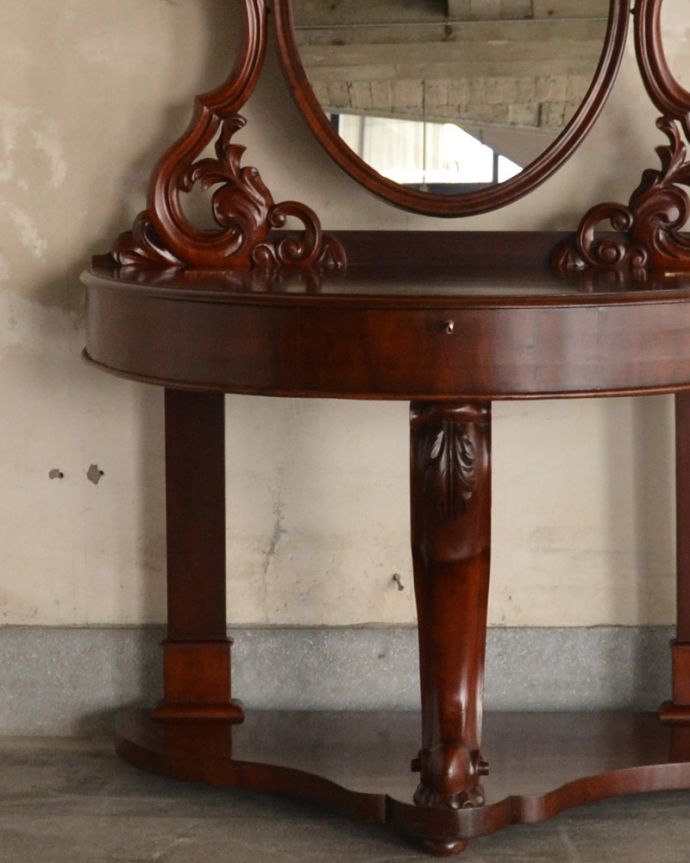 アンティークのドレッサー　アンティーク家具　1890年代のアンティークドレッシングテーブル、マホガニー材の英国輸入家具。そっと壁に付けて置くだけで、オシャレな雰囲気に。(q-1003-f)