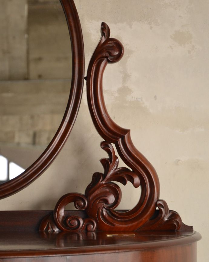 アンティークのドレッサー　アンティーク家具　1890年代のアンティークドレッシングテーブル、マホガニー材の英国輸入家具。両サイドには美しい彫があります。(q-1003-f)