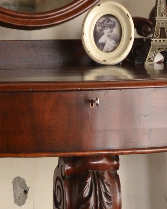 アンティークのドレッサー　アンティーク家具　1890年代のアンティークドレッシングテーブル、マホガニー材の英国輸入家具。天板の収納には鍵がついているので貴重品をしまえます。(q-1003-f)