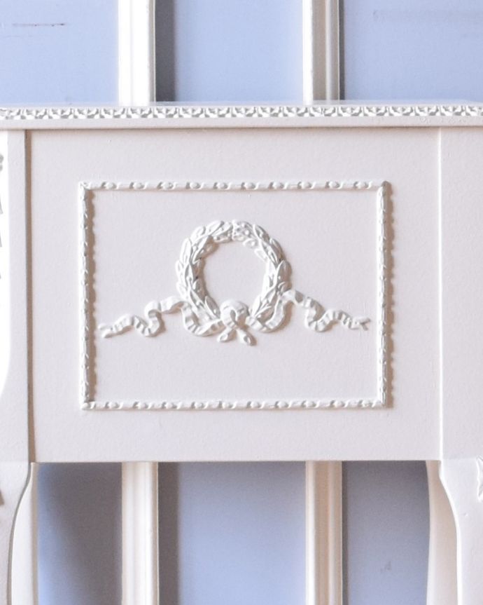 アンティークのチェスト　アンティーク家具　フランス輸入の小さなアンティーク家具、優雅なホワイトペイントのベッドサイドチェスト。サイドにはリースの彫りが刻まれています。(q-1007-f)
