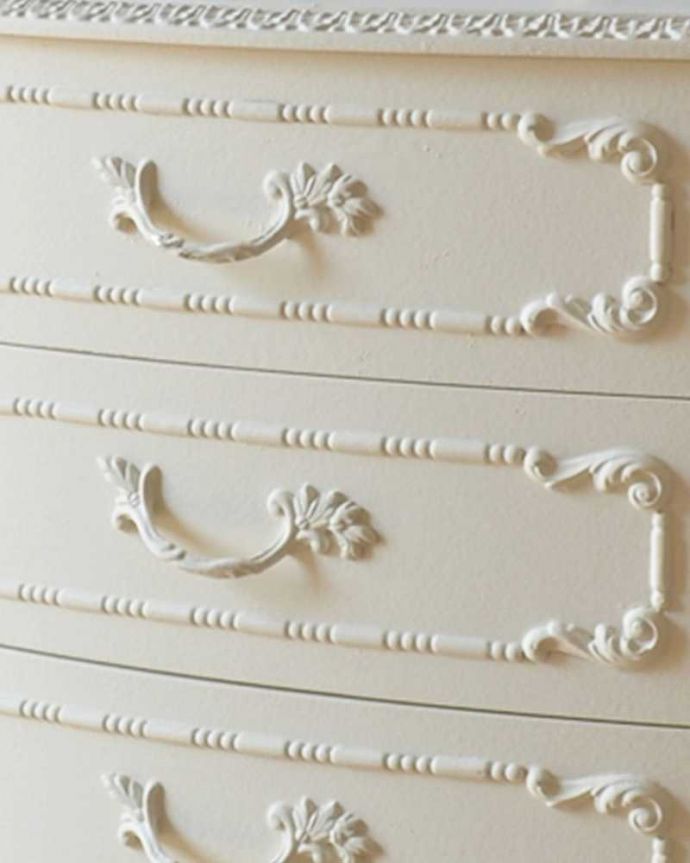 アンティークのチェスト　アンティーク家具　フランス輸入のアンティーク家具、美しい白いベッドサイドチェスト（３段）。引き出しの取っ手は蔦のような凝ったデザイン。(q-1008-f)