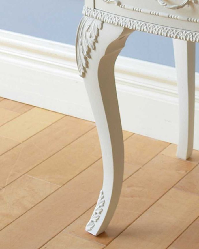 アンティークのチェスト　アンティーク家具　フランス輸入のアンティーク家具、美しい白いベッドサイドチェスト（３段）。華奢で女性らしい猫脚が外国風の雰囲気を作ってくれます。(q-1008-f)