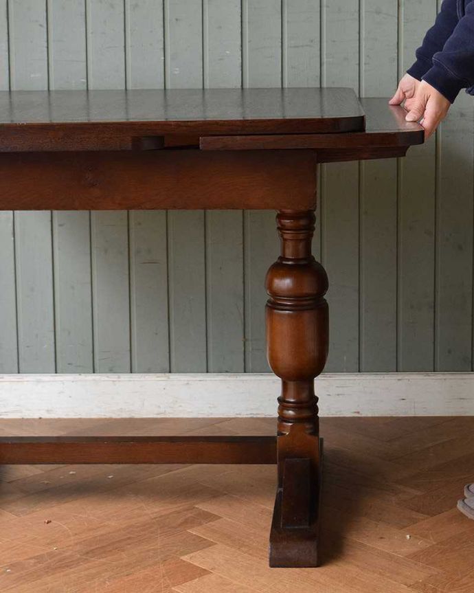 アンティークのテーブル　アンティーク家具　アンティーク英国輸入家具、脚の彫りがキレイなドローリーフテーブル。誰でもカンタン！引っ張るだけでOK。(q-1009-f)
