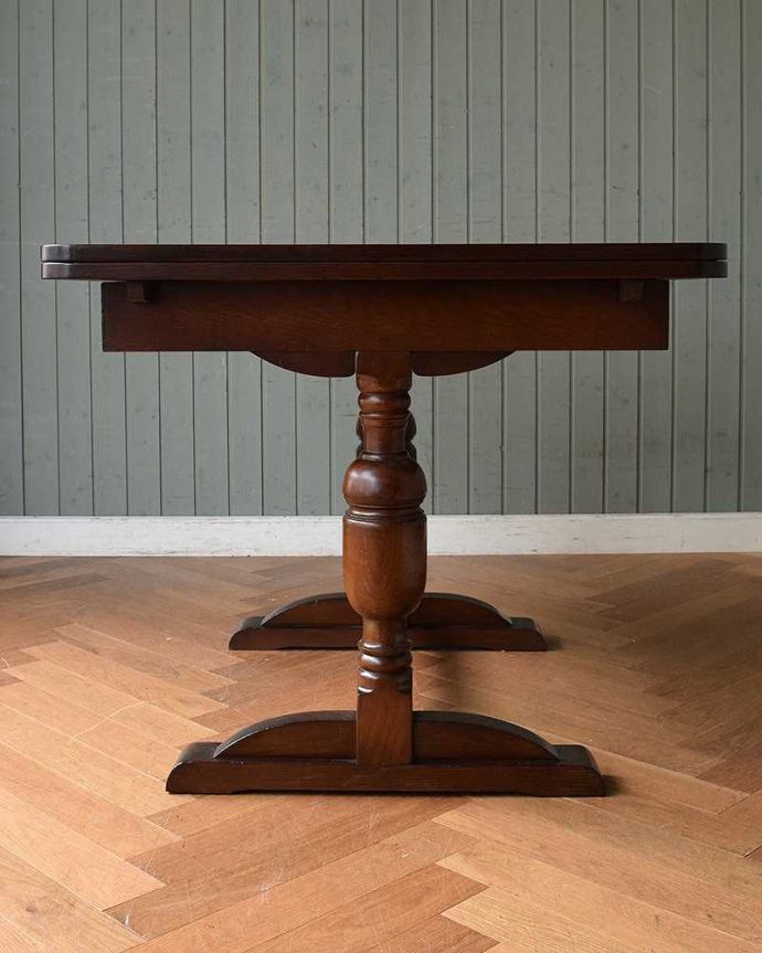 アンティークのテーブル　アンティーク家具　アンティーク英国輸入家具、脚の彫りがキレイなドローリーフテーブル。こちら側から見てみると･･･アンティークは新品ではないので経年変化によるキズはありますが、専門の職人がしっかり修復しました。(q-1009-f)