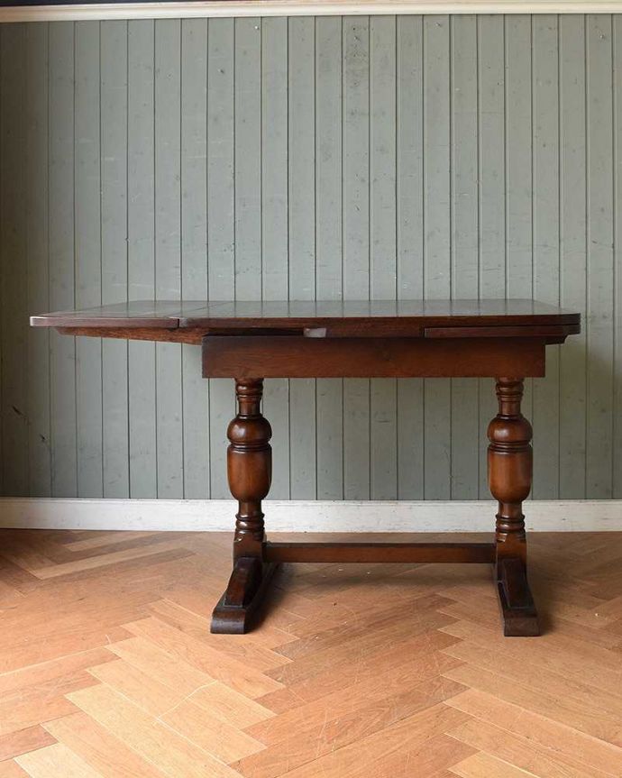 アンティークのテーブル　アンティーク家具　アンティーク英国輸入家具、脚の彫りがキレイなドローリーフテーブル。片方だけ開いてもOK片方のリーフだけを開くとこんな感じ。(q-1009-f)