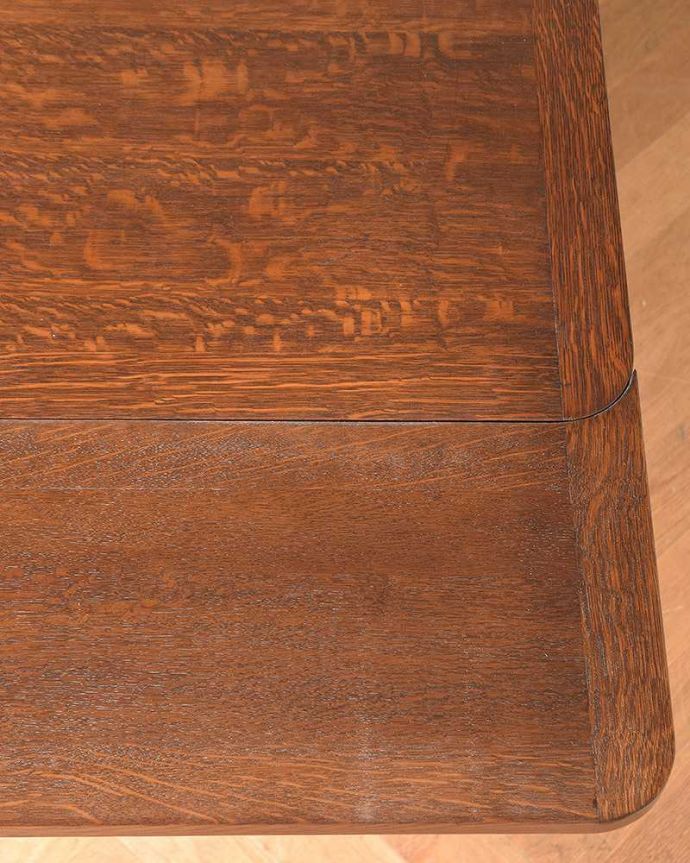 アンティークのテーブル　アンティーク家具　アンティーク英国輸入家具、脚の彫りがキレイなドローリーフテーブル。近づいて見てみると、天板はこんな感じです。(q-1009-f)