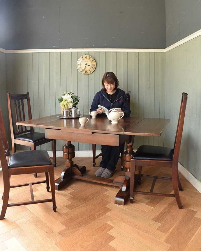 アンティークのテーブル　アンティーク家具　イギリスのアンティーク家具、2本脚のドローリーフテーブル（伸張式テーブル）。3通りの大きさで使える便利なテーブル天板の下に隠れているリーフを引っ張り出せばあっという間に大きくなっちゃうドローリーフテーブル。(q-1010-f)