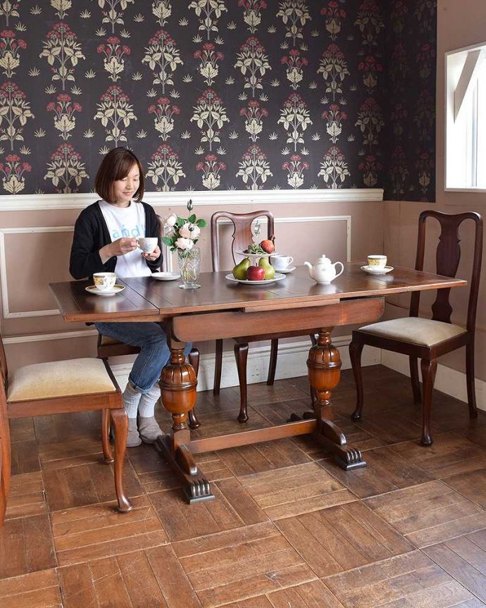 アンティークのテーブル　アンティーク家具　アンティーク英国家具、重厚な脚の装飾がアクセント、ドローリーフテーブル（便利な伸張式テーブル） 。急な来客があっても、このテーブルがあれば安心！４〜６人で使えます。(q-1011-f)
