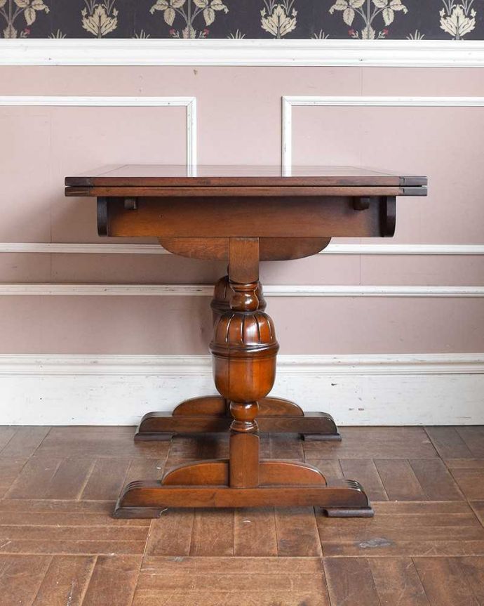 アンティークのテーブル　アンティーク家具　アンティーク英国家具、重厚な脚の装飾がアクセント、ドローリーフテーブル（便利な伸張式テーブル） 。温かみのある落ち着いた色です。(q-1011-f)