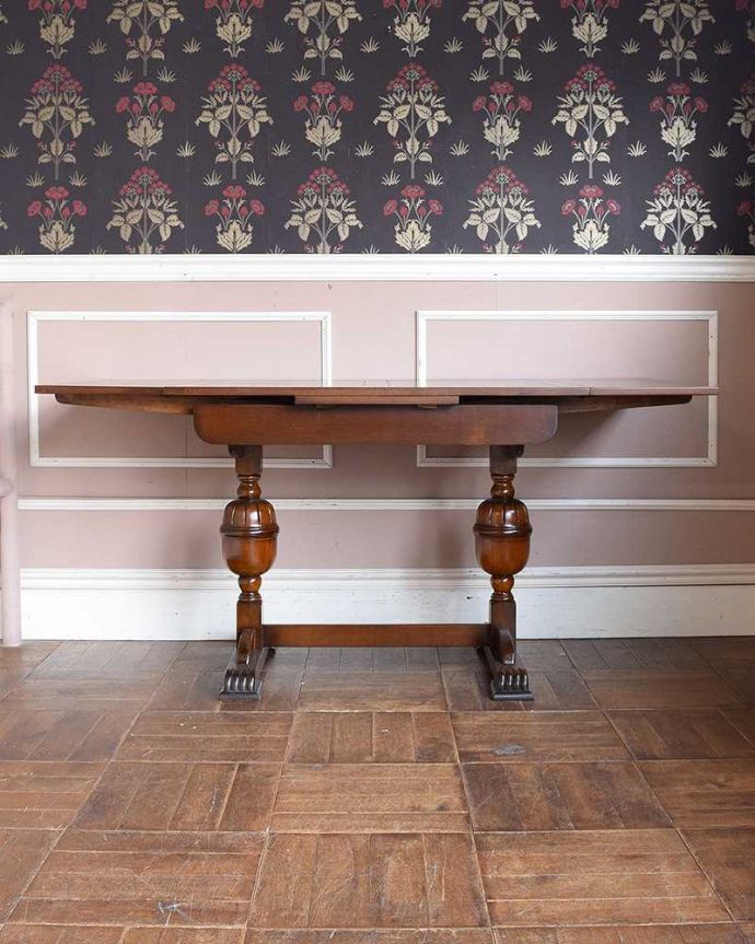アンティークのテーブル　アンティーク家具　アンティーク英国家具、重厚な脚の装飾がアクセント、ドローリーフテーブル（便利な伸張式テーブル） 。ダイニングテーブルにしたり、家事台にも使えます。(q-1011-f)