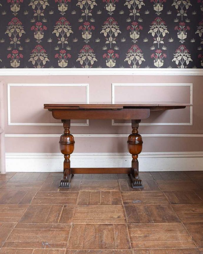 アンティークのテーブル　アンティーク家具　アンティーク英国家具、重厚な脚の装飾がアクセント、ドローリーフテーブル（便利な伸張式テーブル） 。片開きの状態でも使って頂けますよ！３〜４人掛けでゆったりと使えます。(q-1011-f)
