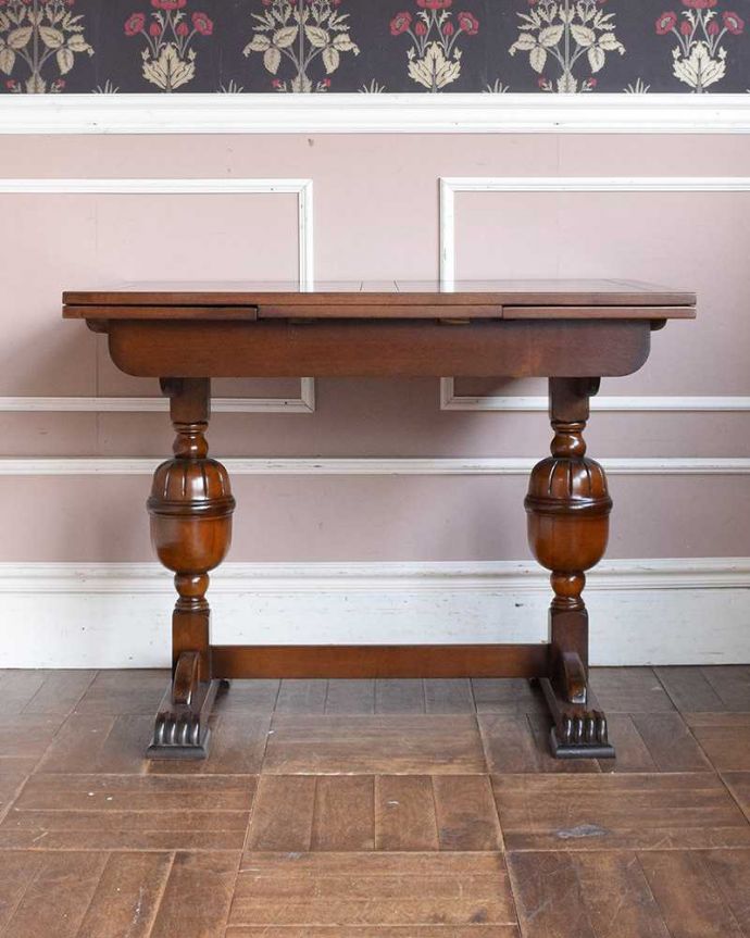 アンティークのテーブル　アンティーク家具　アンティーク英国家具、重厚な脚の装飾がアクセント、ドローリーフテーブル（便利な伸張式テーブル） 。閉じるとコンパクトになるのでアパートや一人住まいの方にもオススメ！。(q-1011-f)