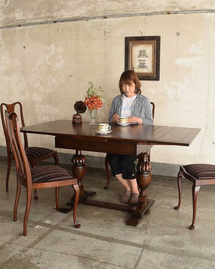 アンティークのテーブル　アンティーク家具　アンティーク英国輸入家具、脚の装飾が美しいドローリーフテーブル（伸張式テーブル） 。急な来客があっても、このテーブルがあれば安心！４〜６人で使えます。(q-1012-f)