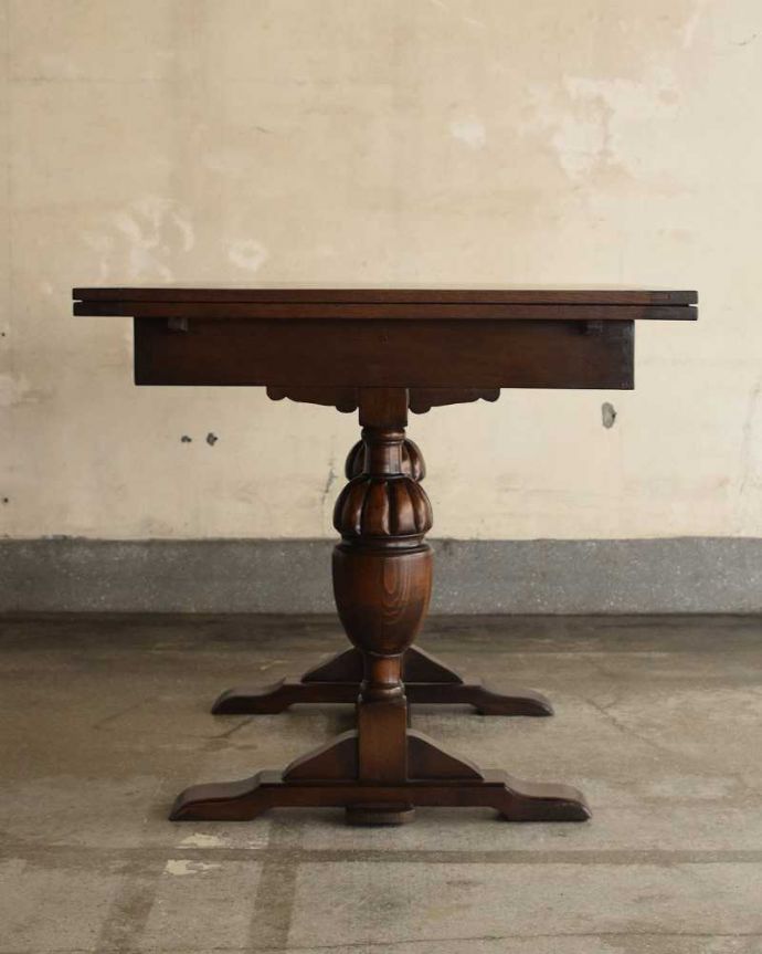 アンティークのテーブル　アンティーク家具　アンティーク英国輸入家具、脚の装飾が美しいドローリーフテーブル（伸張式テーブル） 。温かみのある落ち着いた色です。(q-1012-f)