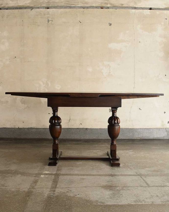 アンティークのテーブル　アンティーク家具　アンティーク英国輸入家具、脚の装飾が美しいドローリーフテーブル（伸張式テーブル） 。ダイニングテーブルにしたり、家事台にも使えます。(q-1012-f)