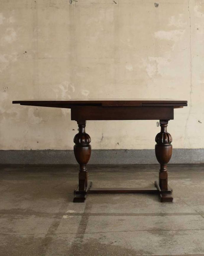 アンティークのテーブル　アンティーク家具　アンティーク英国輸入家具、脚の装飾が美しいドローリーフテーブル（伸張式テーブル） 。片開きの状態でも使って頂けますよ！３〜４人掛けでゆったりと使えます。(q-1012-f)