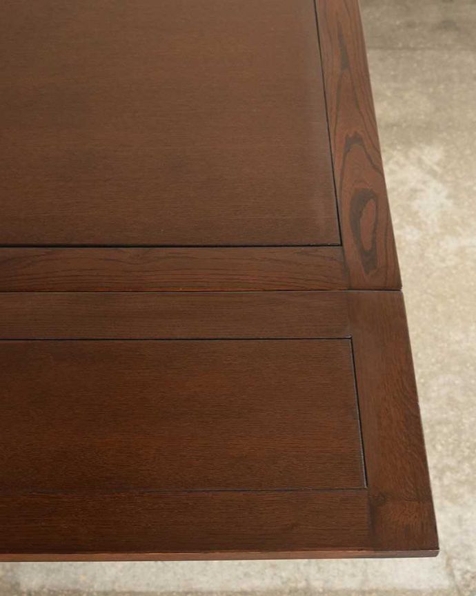 アンティークのテーブル　アンティーク家具　アンティーク英国輸入家具、脚の装飾が美しいドローリーフテーブル（伸張式テーブル） 。大人っぽいカラーで落ち着きがあります。(q-1012-f)