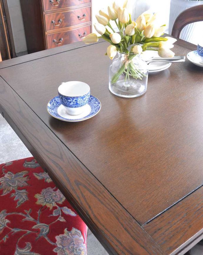 アンティークのテーブル　アンティーク家具　アンティーク英国輸入家具、脚の装飾が美しいドローリーフテーブル（伸張式テーブル） 。オーク材らしい天板の模様がカッコイイ！白い食器が映えるから、いつもの食事も美しく見えます。(q-1012-f)