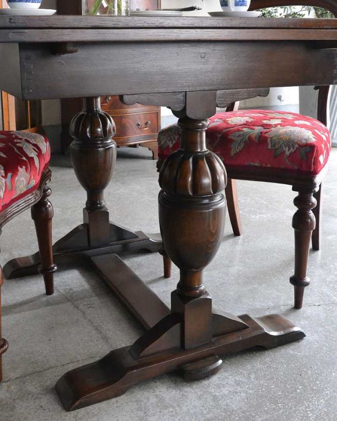 アンティークのテーブル　アンティーク家具　アンティーク英国輸入家具、脚の装飾が美しいドローリーフテーブル（伸張式テーブル） 。キチンとお直ししました。(q-1012-f)