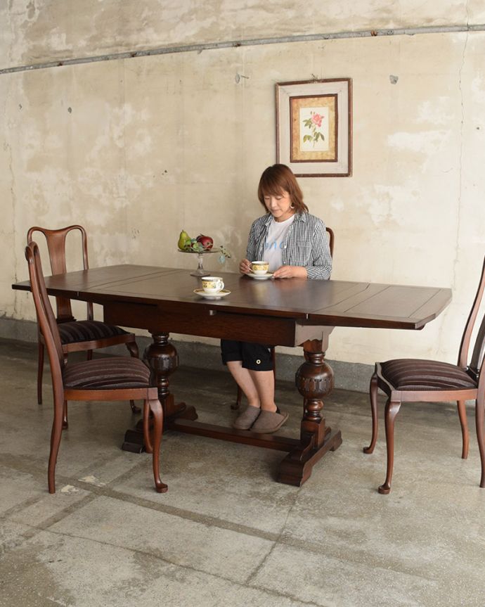 アンティークのテーブル　アンティーク家具　英国アンティーク家具、2本脚のドローリーフテーブル（伸張式テーブル）。急な来客があっても、このテーブルがあれば安心！４〜６人で使えます。(q-1013-f)