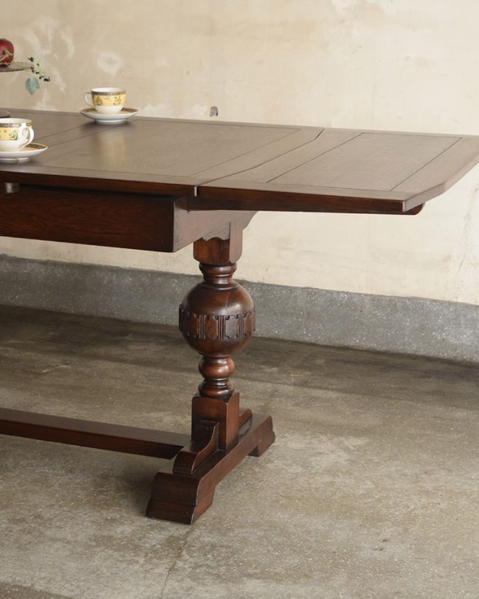 アンティークのテーブル　アンティーク家具　英国アンティーク家具、2本脚のドローリーフテーブル（伸張式テーブル）。大人っぽいカラーで落ち着きがあります。(q-1013-f)