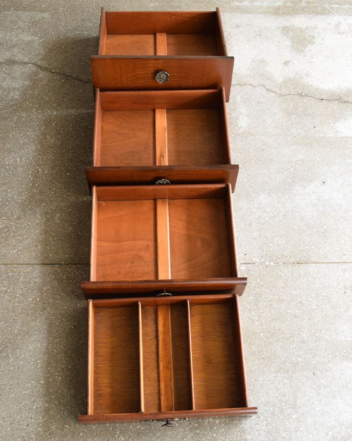 サイドボード　アンティーク家具　英国アンティークの収納家具、曲線が美しいサイドボード。引き出しがあるので細かいものもしまえます。(q-1015-f)