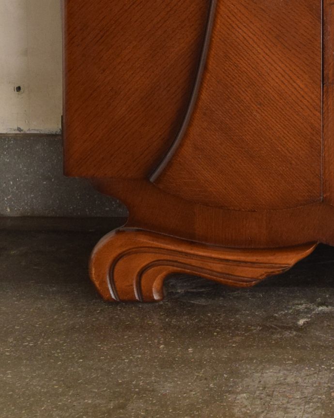 サイドボード　アンティーク家具　英国アンティークの収納家具、曲線が美しいサイドボード。装飾が入った脚です。(q-1015-f)