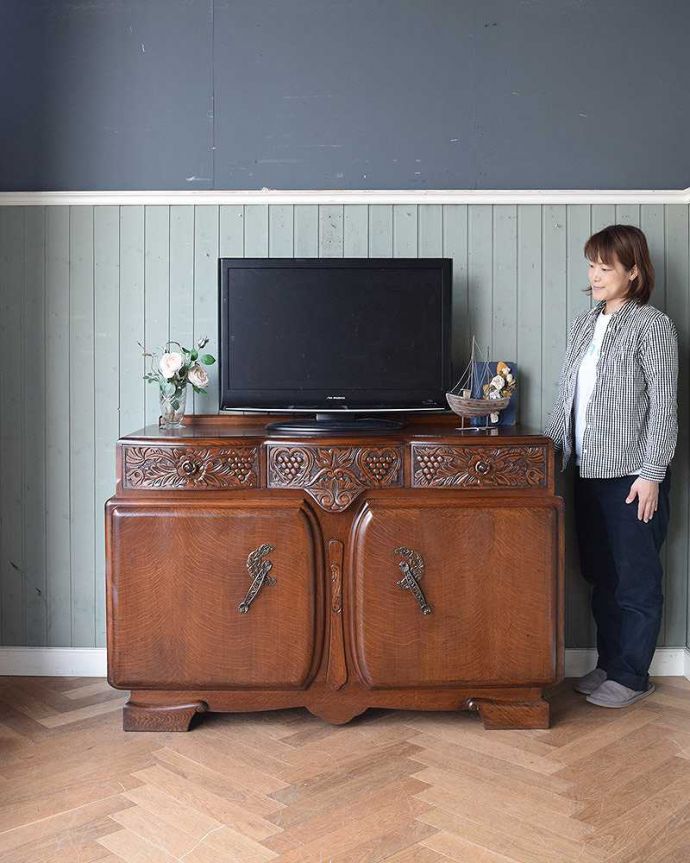 サイドボード　アンティーク家具　繊細な彫が美しい英国アンティークの収納家具、サイドボード。リビングで電話などの置き場所として使っても最適です。(q-1016-f)