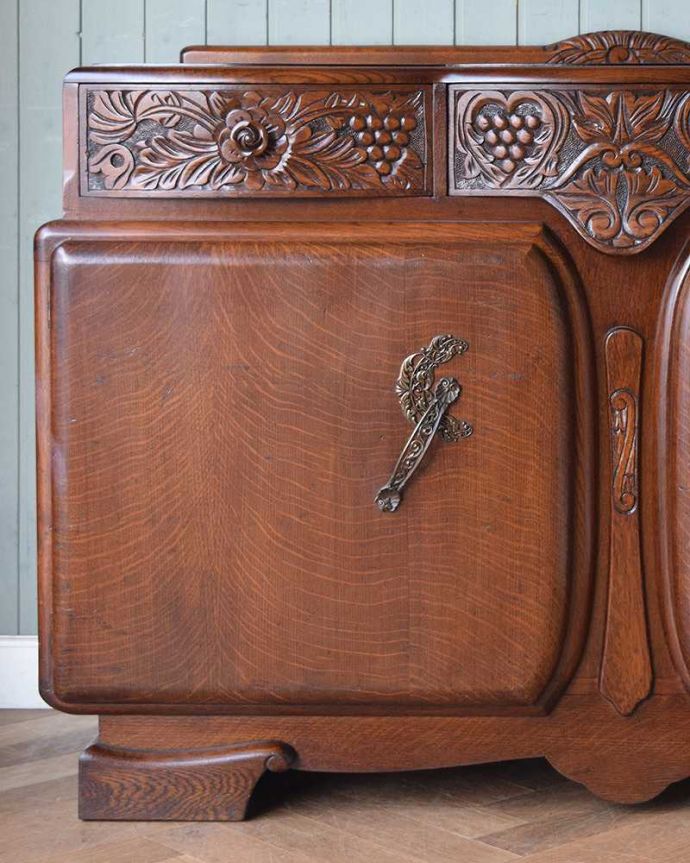 サイドボード　アンティーク家具　繊細な彫が美しい英国アンティークの収納家具、サイドボード。高級感のある落ち着いた色合いも魅力です。(q-1016-f)