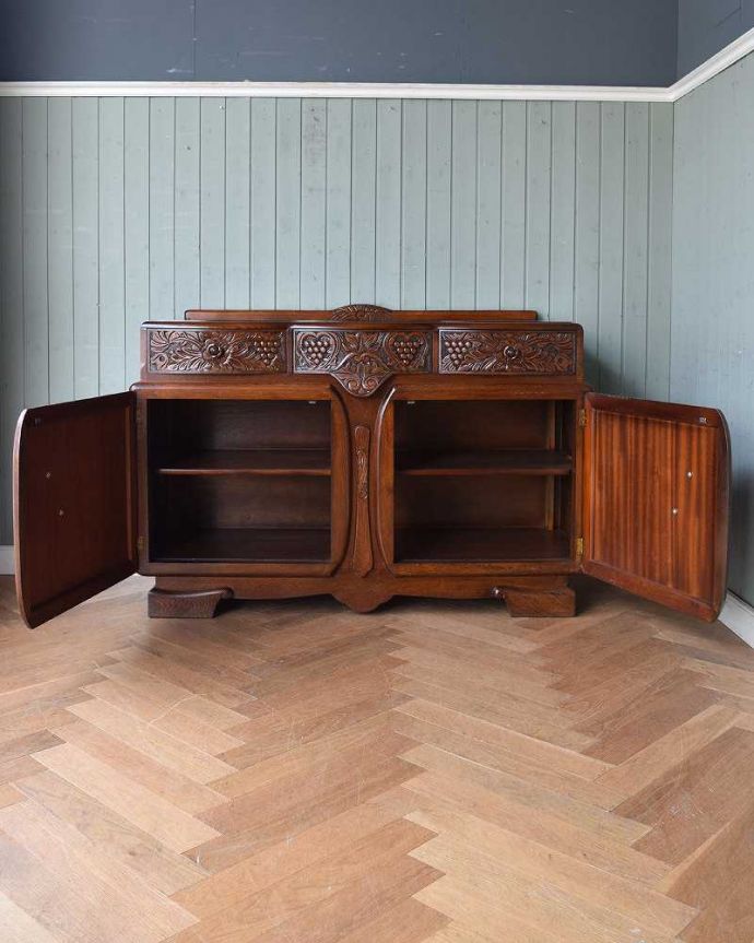サイドボード　アンティーク家具　繊細な彫が美しい英国アンティークの収納家具、サイドボード。扉を開くと、たっぷりの収納スペース。(q-1016-f)
