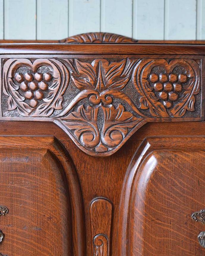 サイドボード　アンティーク家具　繊細な彫が美しい英国アンティークの収納家具、サイドボード。ハートの形の可愛い装飾があります。(q-1016-f)
