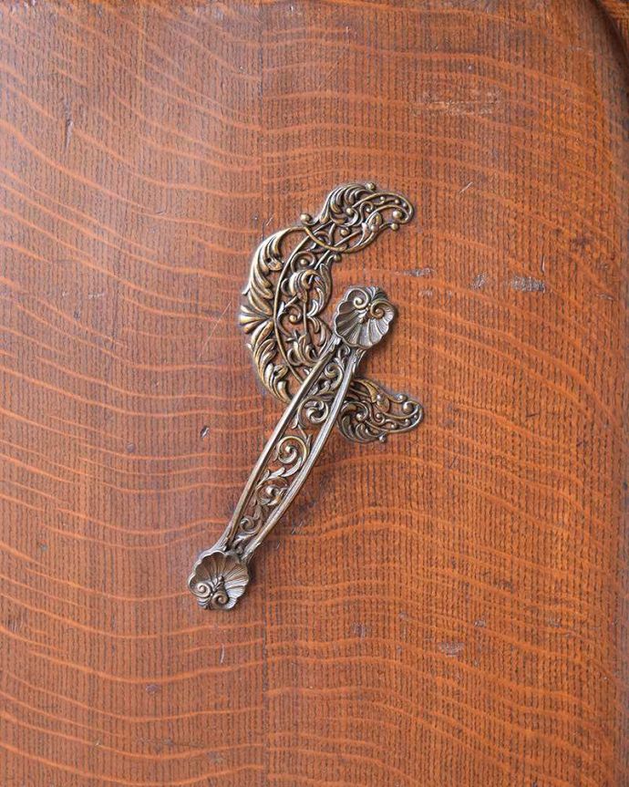 サイドボード　アンティーク家具　繊細な彫が美しい英国アンティークの収納家具、サイドボード。ブローチのように美しい扉の取っ手です。(q-1016-f)