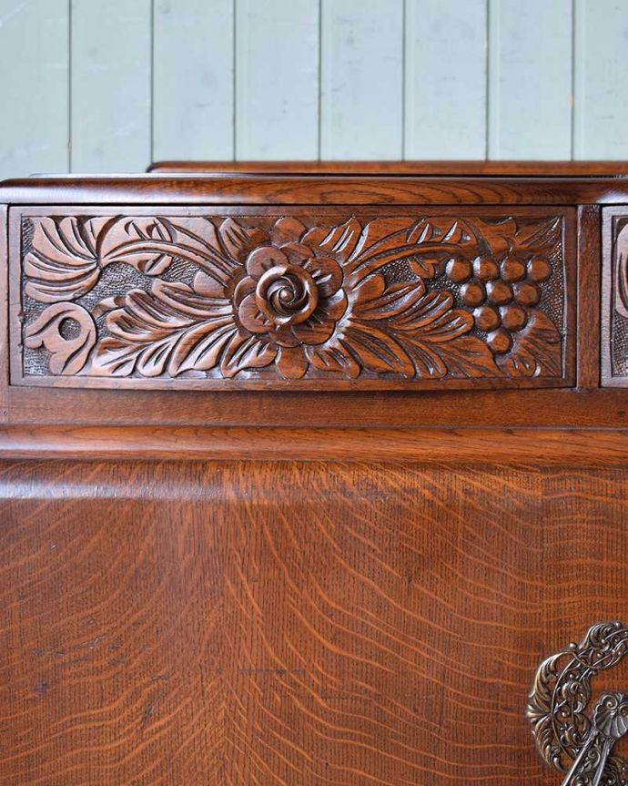 サイドボード　アンティーク家具　繊細な彫が美しい英国アンティークの収納家具、サイドボード。木製のお花の取っ手です。(q-1016-f)