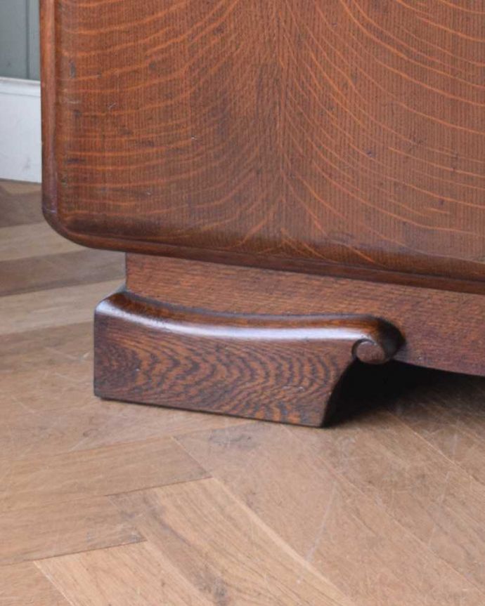 サイドボード　アンティーク家具　繊細な彫が美しい英国アンティークの収納家具、サイドボード。どっしりとした貫禄のある脚です。(q-1016-f)