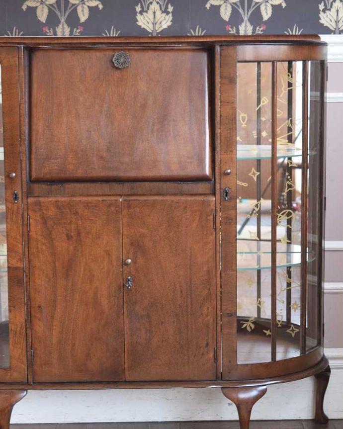 ビューロー　アンティーク家具　英国で見つけた珍しいミラーバックのサイドバイサイド、ウォルナット材のアンティーク家具　。アンティークらしいガラス扉の美しさ見た目はガラス扉のキャビネット。(q-1017-f)