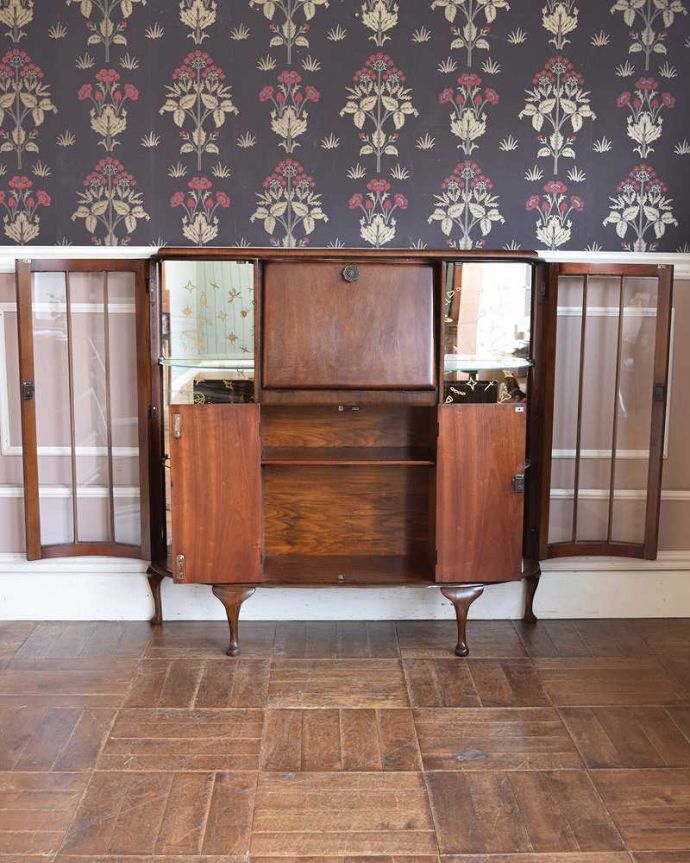 ビューロー　アンティーク家具　英国で見つけた珍しいミラーバックのサイドバイサイド、ウォルナット材のアンティーク家具　。扉を開けてみると･･･専門の職人がしっかり修復したので、扉の中もこんな感じでキレイです。(q-1017-f)