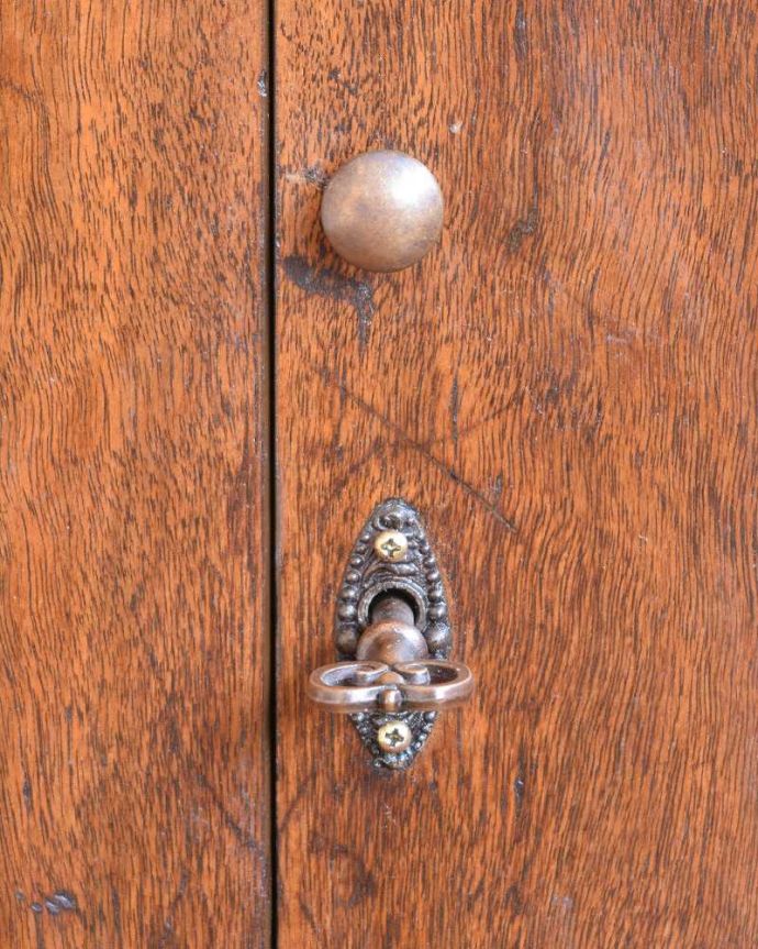ビューロー　アンティーク家具　英国で見つけた珍しいミラーバックのサイドバイサイド、ウォルナット材のアンティーク家具　。鍵を使って開けてみましょうガラス戸、木製扉に共通して使用できる鍵が1本付いています。(q-1017-f)