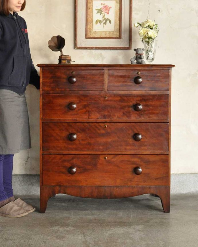 アンティークのチェスト　アンティーク家具　鍵が掛かる落ち着いた茶色のアンティーク英国家具のチェスト。とても品のある木目です。(q-1021-f)