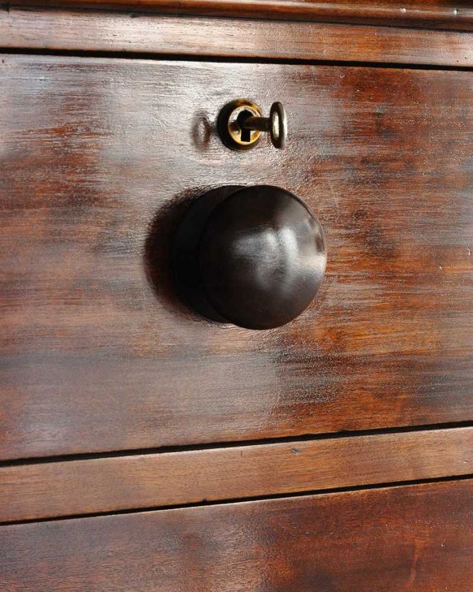 アンティークのチェスト　アンティーク家具　鍵が掛かる落ち着いた茶色のアンティーク英国家具のチェスト。真ん丸な取っ手で引きやすいです。(q-1021-f)