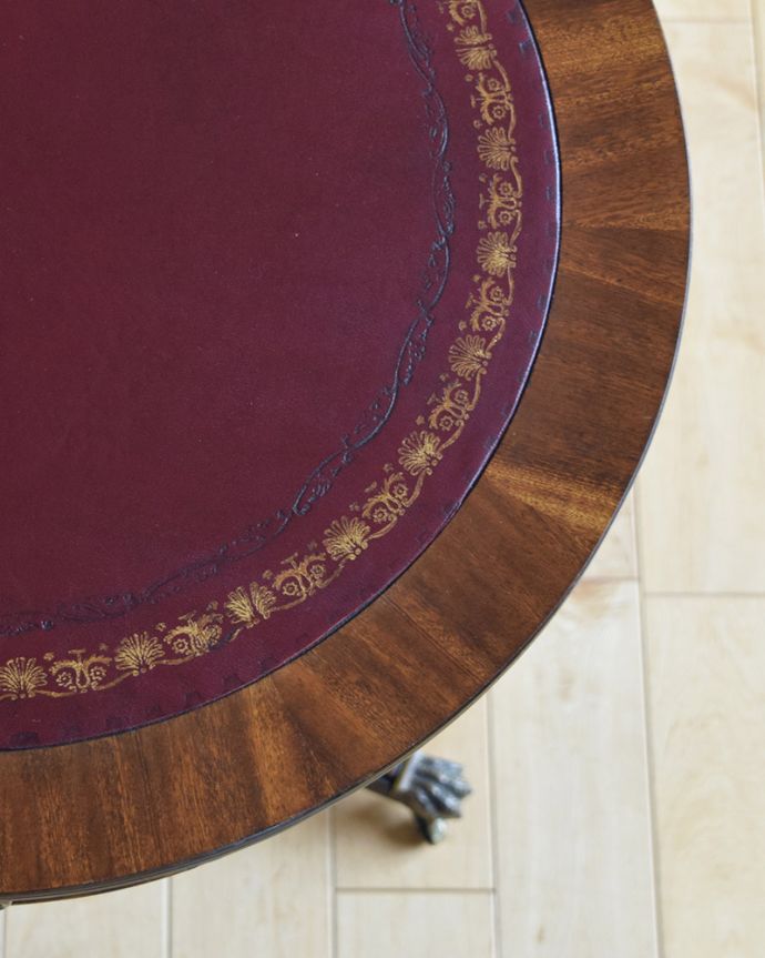 アンティークのテーブル　アンティーク家具　英国アンティークの家具、引き出し付きのテーブル（ドラムテーブル）。１つ１つキレイな装飾には、思わずうっとりしてしまいます。(q-1023-f)