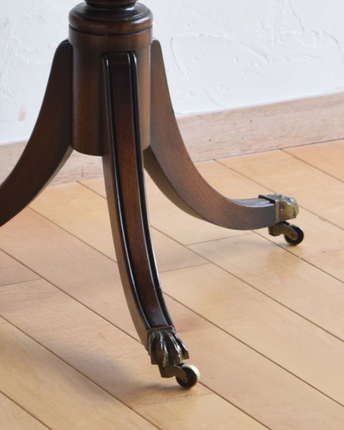 アンティークのテーブル　アンティーク家具　英国アンティークの家具、引き出し付きのテーブル（ドラムテーブル）。キャスター付きです。(q-1023-f)