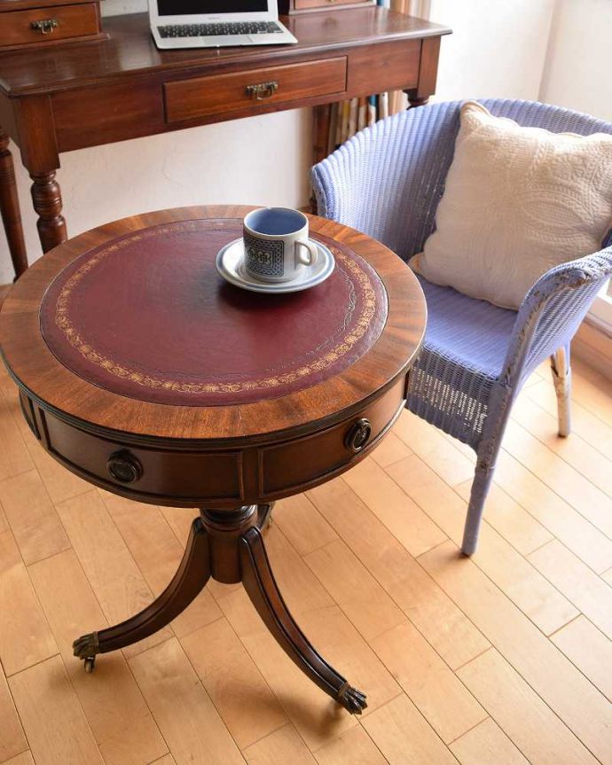 アンティークのテーブル　アンティーク家具　英国アンティークの家具、引き出し付きのテーブル（ドラムテーブル）。いろんな使い方が出来る、便利で優雅なテーブル置くだけで雰囲気をよくしてくれるオケージョナルテーブル。(q-1023-f)