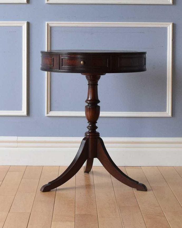 アンティークのテーブル　アンティーク家具　英国輸入のアンティーク家具、革張り天板のドラムテーブル（引き出し付き）。高級感のある彫りのデザインと脚先の優雅なカーブが自慢のテーブルです。(q-1024-f)