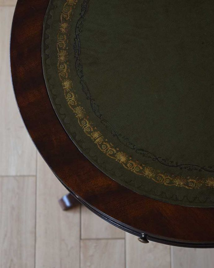 アンティークのテーブル　アンティーク家具　英国輸入のアンティーク家具、革張り天板のドラムテーブル（引き出し付き）。革にはゴールドで模様が施されていて、上品です。(q-1024-f)