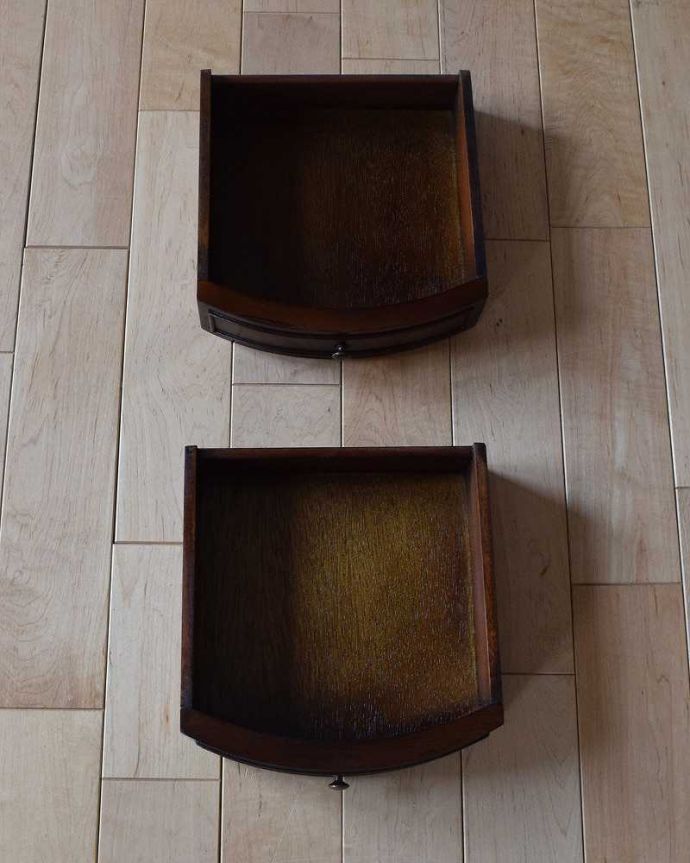 アンティークのテーブル　アンティーク家具　英国輸入のアンティーク家具、革張り天板のドラムテーブル（引き出し付き）。引き出しが２杯付いています。(q-1024-f)