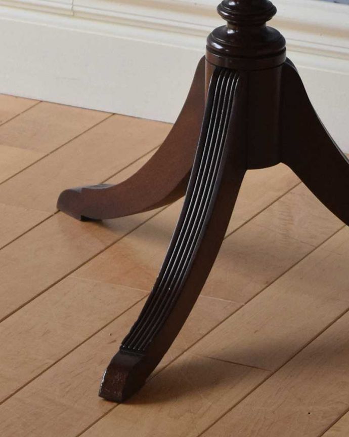 アンティークのテーブル　アンティーク家具　英国輸入のアンティーク家具、革張り天板のドラムテーブル（引き出し付き）。脚先までこだわりのシルエット。(q-1024-f)