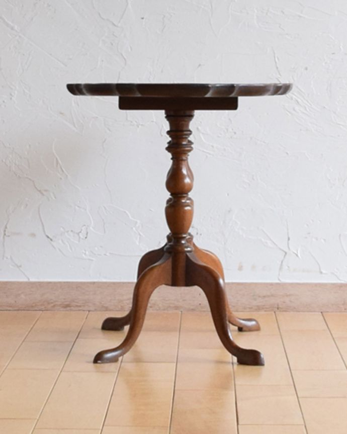 アンティークのテーブル　アンティーク家具　美しい天板と脚を持つアンティーク家具、英国輸入のワインテーブル。高級感のある彫りのデザインと脚先の優雅なカーブが自慢のテーブルです。(q-1026-f)
