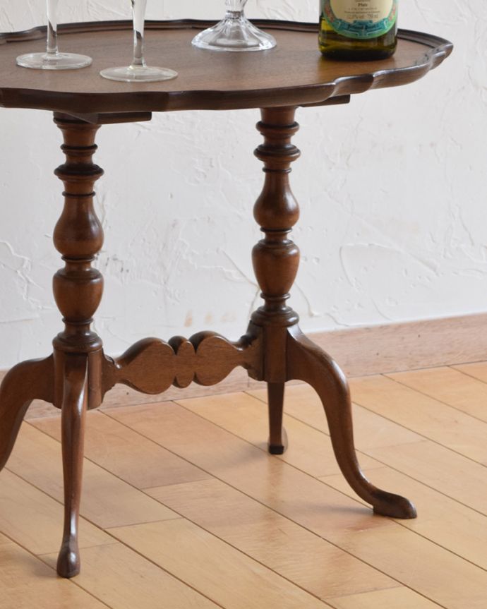 アンティークのテーブル　アンティーク家具　美しい天板と脚を持つアンティーク家具、英国輸入のワインテーブル。１つ１つキレイな装飾には、思わずうっとりしてしまいます。(q-1026-f)