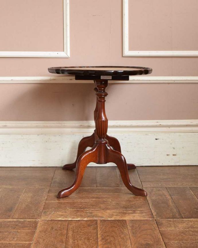 アンティークのテーブル　アンティーク家具　エレガントな脚と革張り天板のイギリスアンティークワインテーブル。横から見ても素敵もちろん、横から見ても素敵なんです。(q-1027-f)