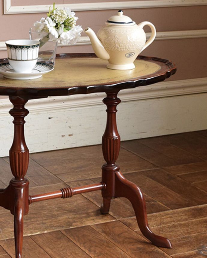 アンティークのテーブル　アンティーク家具　エレガントな脚と革張り天板のイギリスアンティークワインテーブル。デザインも可愛い二本足すでにワインテーブルを使っている方にも、もう1つ別のデザインとしておススメです。(q-1027-f)